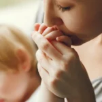 Criança lendo livro sobre luto com adulto e recursos terapêuticos para explicar a morte para crianças.