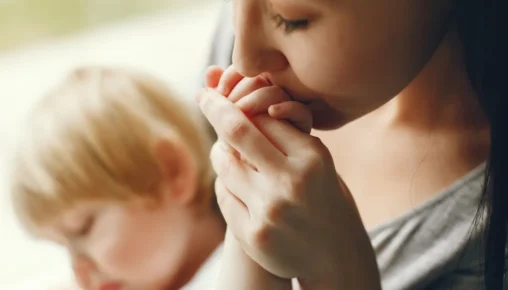 Criança lendo livro sobre luto com adulto e recursos terapêuticos para explicar a morte para crianças.